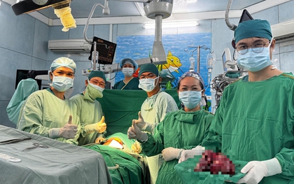 5 giờ phẫu thuật lấy khối u quái nặng 1,3 kg