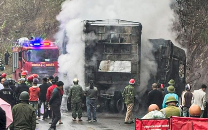 Xe đầu kéo tông vào taluy rồi bốc cháy ngùn ngụt