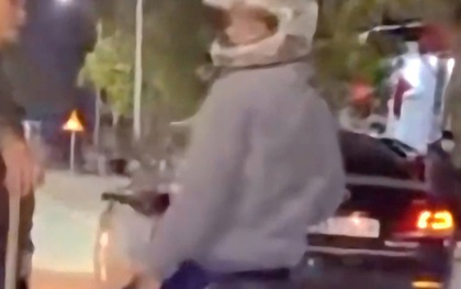 Giám đốc doanh nghiệp ngang nhiên dừng xe giữa đường, dùng gậy “tác động” vào chân người đi xe máy