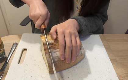 Video nữ du học sinh Hungary "vật lộn" cưa ổ bánh mì cứng như đá thu hút 40 triệu lượt xem