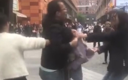 Vợ bắt quả tang chồng giữa trung tâm thương mại, cảnh giác cao với kiểu "bé ba" thế này!