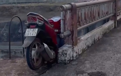 Người đàn ông ở Đắk Lắk rơi xuống cửa xả hồ tử vong, xe máy mắc trên lan can cầu