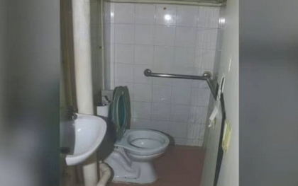 Bé gái 5 tuổi tử vong sau khi bị mẹ kế nhốt trần truồng 10 tháng trong nhà vệ sinh, đói đến mức ăn cả đệm, hiện trường xót xa