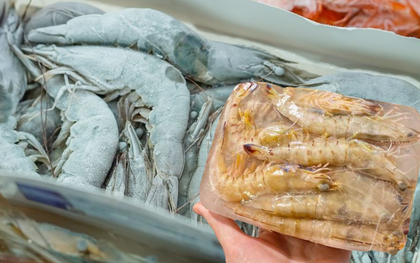 Mua tôm đông lạnh siêu thị: Cao thủ nói dấu hiệu ở đuôi, không phải ai cũng biết