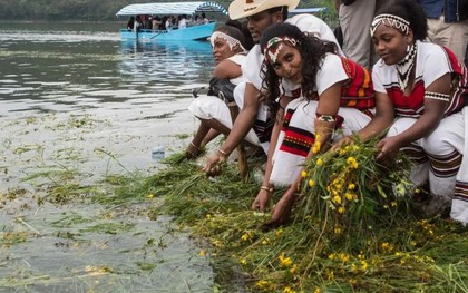 Đất nước một năm 13 tháng