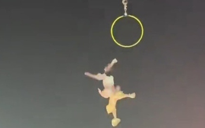 Nữ diễn viên xiếc rơi xuống đất khi đang biểu diễn, khán giả la hét