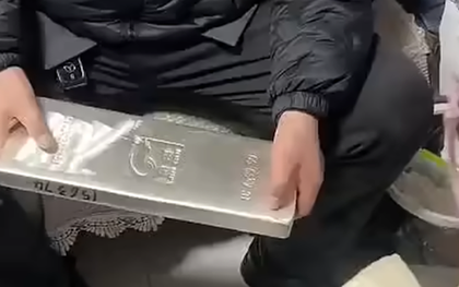 Đang chơi, bé gái 5 tuổi được người đàn ông tặng "quà lạ" hơn 1 tỷ đồng và cái kết bất ngờ