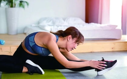 Người phụ nữ 40 tuổi giảm 10kg nhờ "giãn cơ tiện tay tại nhà": 7 động tác đơn giản, nằm cũng có thể tập