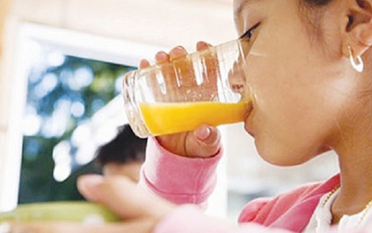 Oresol đóng chai đủ màu sắc cho trẻ uống thay nước: Chuyên gia nói thói quen tưởng tốt nhưng tiềm ẩn rủi ro