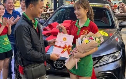 Nam nhân viên trúng độc đắc 18 tỉ đồng tiếp tục gây bất ngờ khi tặng ô tô cho em gái chủ quán