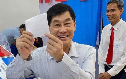 Tỷ phú Johnathan Hạnh Nguyễn: “Tôi từng cầm hộ chiếu nhiều quốc gia, nhưng chỉ lá phiếu bầu cử ở Việt Nam mới khiến tay tôi run…”