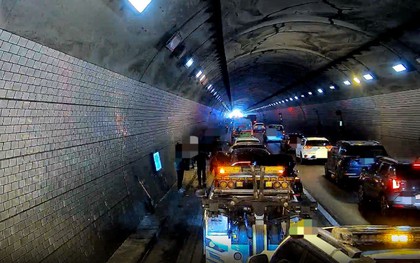 16 ô tô đâm liên hoàn trong đường hầm vào giờ cao điểm, 12 người nhập viện