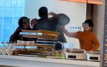 Hai mẹ con đánh nhân viên vì bị ngăn gói đồ buffet mang về