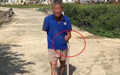 Cụ ông cụt tay kẹp con rắn mang về: Người con trai kể rõ ngọn nguồn phía sau