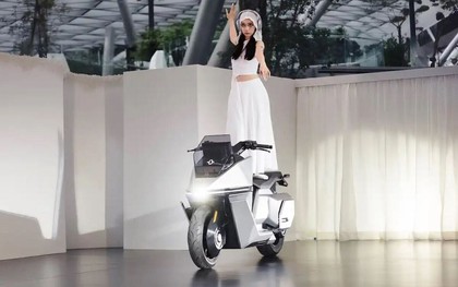 Xe máy điện tự cân bằng đầu tiên trên thế giới được sản xuất hàng loạt