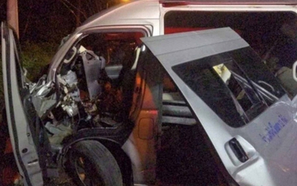 Đi du lịch Phukhet, 1 người phụ nữ tử vong và 11 người khác bị thương vì xe đâm phải cột điện