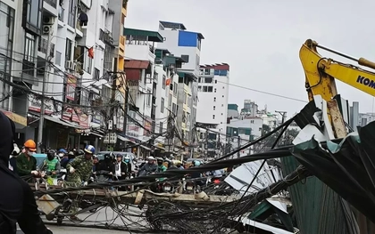Hà Nội: Cột điện bất ngờ đổ chắn ngang đường La Thành
