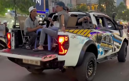 Nhóm thanh niên kê bàn ghế, ngồi ăn trên thùng xe bán tải đang chạy ở TP.HCM