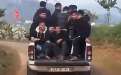 Chở 10 người trên thùng xe bán tải, tài xế bị phạt 5 triệu đồng