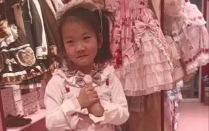 Bức ảnh bé gái trong cửa hàng quần áo "tố cáo" sự bất lực của nhiều cha mẹ!
