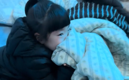 Bố đi làm xa, con gái một mình chạy vào phòng rồi làm hành động khiến mẹ ôm mặt khóc nức nở