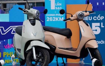 Mua xe máy điện: Chọn sạc cố định hay đổi pin?