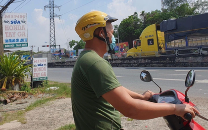 Đi xe máy, đeo tai nghe một bên để Google Maps chỉ đường có bị phạt?