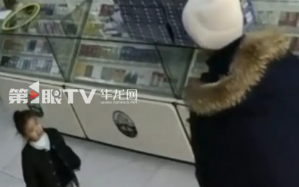 Xem camera, mẹ phát hiện con gái 3 tuổi đang nói chuyện với người lạ, câu con nói khiến chị sững sờ: Sao mà khôn khéo thế!