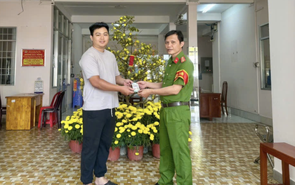 Ấm lòng người đàn ông bỏ quên hàng chục triệu đồng tại trụ ATM ở Vĩnh Long