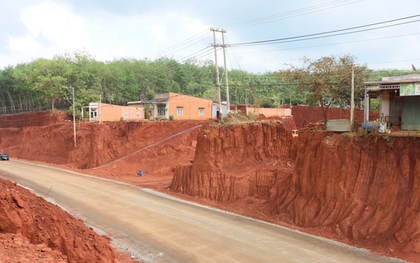 Cận cảnh nhiều nhà dân ở Đồng Nai nằm cheo leo bên mép vực do hạ cốt nền thi công đường
