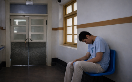 Cha nhường "ghế" công việc cho cháu họ, con trai ruột 20 năm không nhìn mặt, đến lúc cha hấp hối mới biết lý do