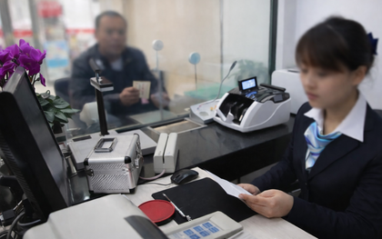 Cha ung thư giai đoạn cuối ra ngân hàng yêu cầu giữ 191 triệu, còn lại chuyển cho con trai, con gái đứng bên: "Chuyển hết sang tài khoản tôi"