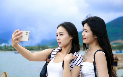 Giới trẻ đổ về tọa độ 'sống ảo' mới dưới chân đèo Hải Vân