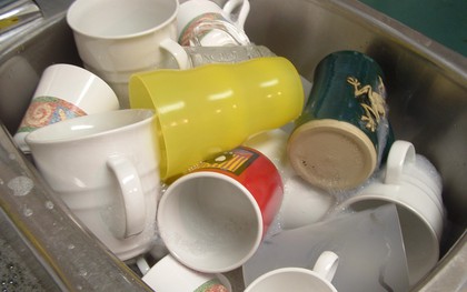 4 loại cốc dễ "phá thận", hại não vì giấu vi nhựa, kim loại nặng: Bác sĩ cảnh báo "đừng đựng nước nóng"