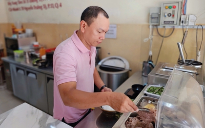 Chủ quán bún bò ‘gây sốt’ với tấm bảng lạ giữa lúc bão giá