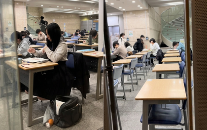 Cảnh tượng lúc 0h tại ĐH danh giá nhất Nhật Bản: Video khiến nhiều người hiểu ra "không phải tự nhiên họ giỏi"