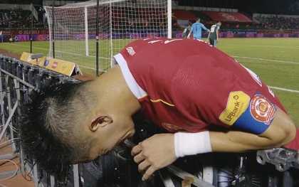 Tiến Linh gây sốc với pha hỏng ăn mười mươi trước ngay khung thành, gục đầu tiếc hùi hụi