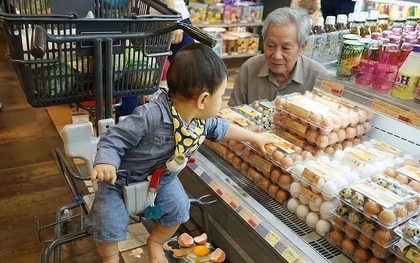 Cháu làm vỡ hết trứng trong siêu thị, ông nội có cách xử lý lay động lòng người