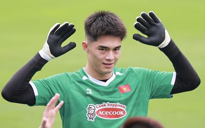 Visual sáng bừng của thủ môn 1m91 Trung Kiên ở đội tuyển Việt Nam