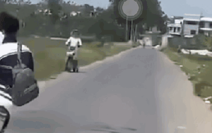 Hai nam sinh lái xe lạng lách, tông vào một phụ nữ dừng xe ven đường để tránh