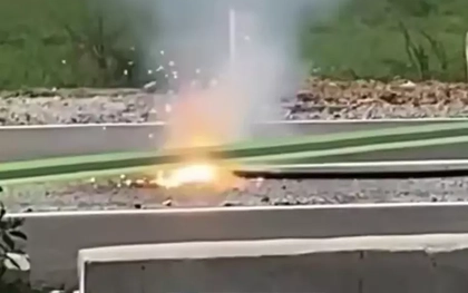 Clip: Dây điện đứt rơi xuống đường cháy nổ như pháo hoa