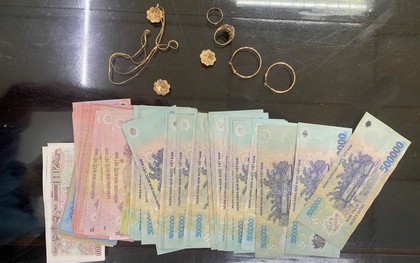 Phát hiện 78 tờ tiền có mệnh giá từ 2.000 - 500.000 đồng trong chiếc túi bỏ quên trên chuyến tàu Bắc - Nam