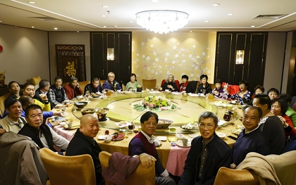 Đi họp lớp, bạn bè khoe làm giám đốc, trưởng phòng, tôi nói mình làm shipper: Về đến nhà, nhận được tin nhắn khó có thể quên