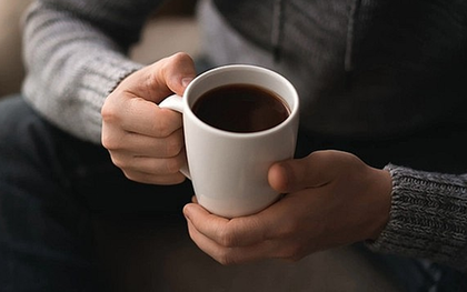 Người đàn ông 53 tuổi nguy kịch vì uống 10 ly nước mỗi ngày, bác sĩ chỉ mặt "sát thủ thầm lặng''