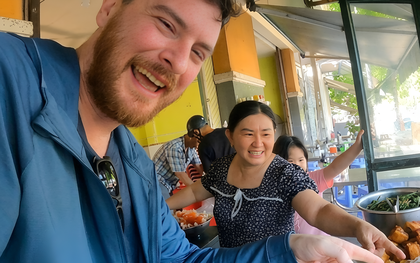 Muốn khen món ăn "rất thơm", anh Tây nói nhầm một chữ khiến chủ quán tắt nụ cười