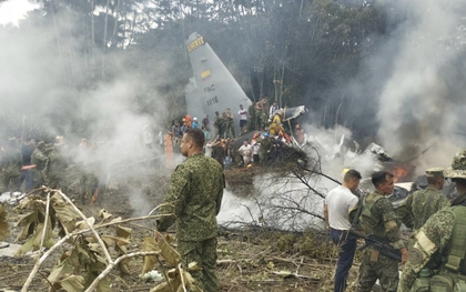 Hiện trường khủng khiếp máy bay quân sự rơi ở Colombia, ít nhất 33 người chết