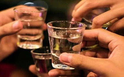 Người đàn ông 35 tuổi ngừng tim, nguy kịch sau khi uống rượu ngoại