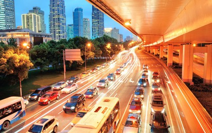 Mức phạt lỗi ô tô vượt bên phải xe khác theo quy định mới nhất