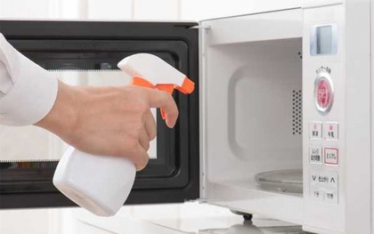 Mẹo vệ sinh lò vi sóng cực hiệu quả, lò bẩn cỡ nào cũng sạch bong