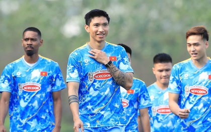 Soi biểu cảm của Văn Hậu ngày trở lại tuyển Việt Nam: Visual bố bỉm cực bảnh, tương tác với đồng đội gây chú ý